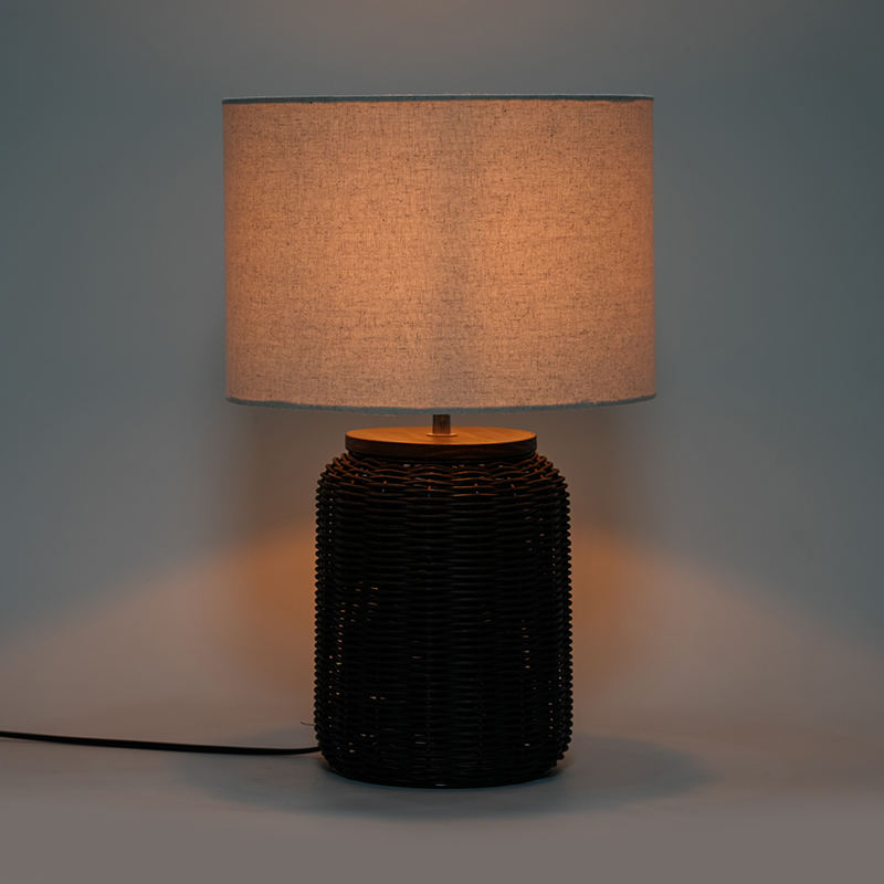 Siyah rattan vintage masa lambası