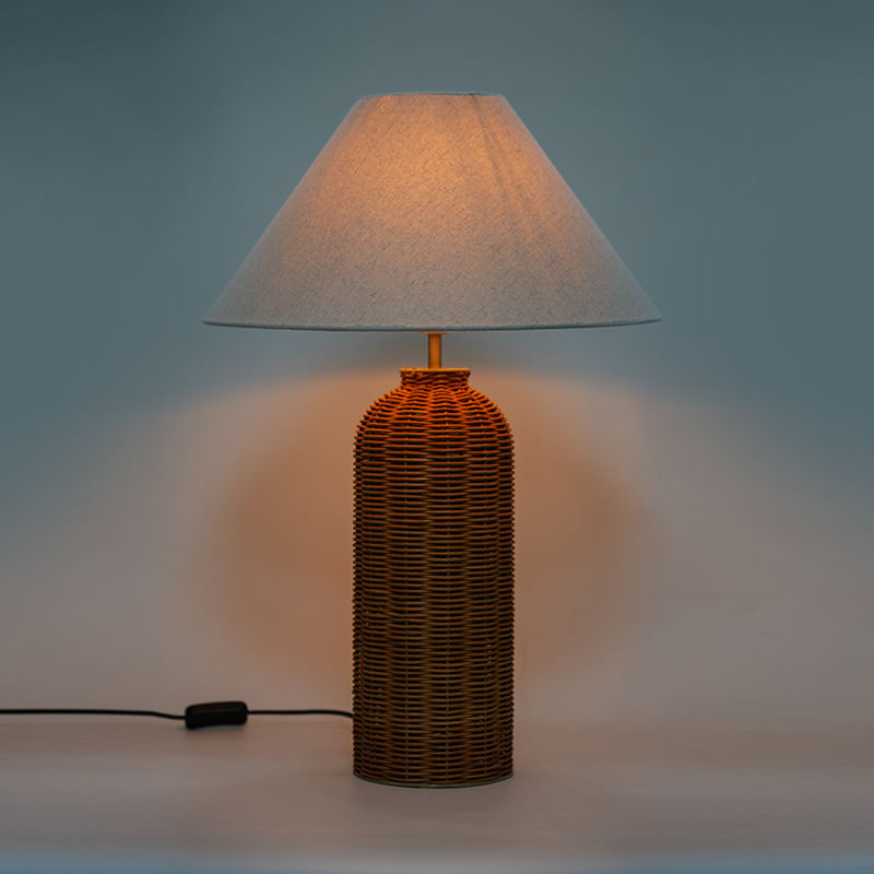 El dokuması rattan masa lambası